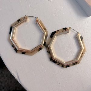 Large tortoise shell accent earrings.